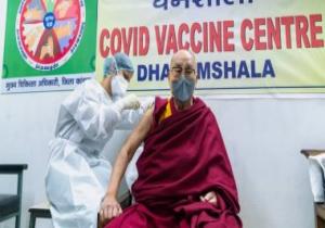 الزعيم الروحى للبوذيين يتلقى لقاح كورونا ويشجع الناس على التطعيم