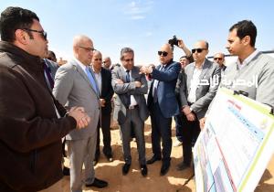 وزير الإسكان يتفقد مشروعات المرافق وتطوير الطرق الرئيسية و"بيت الوطن" بـ ٦ أكتوبر