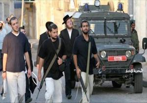 مستوطنون يهاجمون مركبات الفلسطينيين ويغلقون عدة طرق بالضفة الغربية