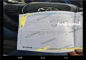 صورة امتحان الفيزياء داخل سيارة تثير غضب رواد السوشيال ميديا | شاهد