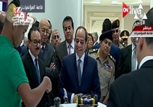 نوبة ضحك تصيب السيسي.. والسبب "جانجام ستايل"