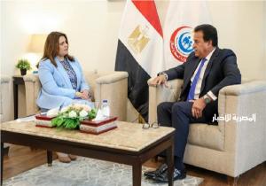 وزيرا الصحة والهجرة يبحثان آليات تنفيذ مطالب الأطباء المصريين بالخارج