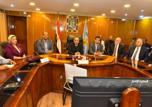 محافظ أسيوط يعقد اجتماعاً مع خريجي كلية الطب البيطري لعرض فرص تدريب وتشغيل في المجازر الحكومية