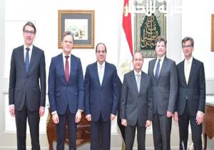 السيسي يقترح على "مرسيدس بنز" صناعة سيارات خاصة بمصر