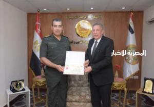 قائد قوات الدفاع الشعبى والعسكرى يكرم  وكيل وزارة التربية والتعليم بالبحيرة ومنحة شهادة تقدير