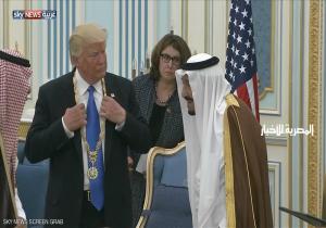 الملك سلمان يقلد ترامب بأرفع وسام سعودي