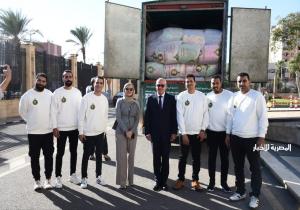 محافظ بورسعيد ورئيس مجلس أمناء بيت الزكاة  يتفقدان قافلة تبرعات من بيت الزكاة والصدقات المصري