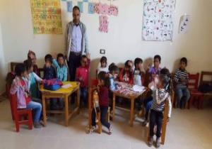 أطفال قرى الشيخ زويد ينتظمون فى الدراسة ومتطوعون يساعدونهم مجانًا