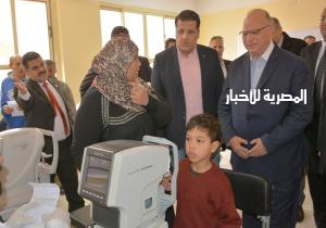 بالصور محافظ القاهرة يتفقد أعمال قافلتين طبيتين في حي الأسمرات