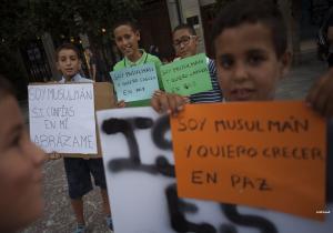 أطفال ونساء المسلمين فى غرناطة الإسبانية يتظاهرون ضد الكراهية