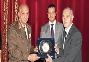 وزير الدفاع يلتقى وفدا من أعضاء مجلسى النواب والشيوخ.. فيديو