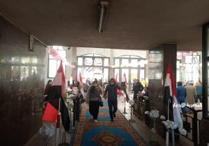 شرطة النقل والمواصلات بالدقهلية توزع الورد وأعلام مصر على المواطنين بمحطة القطار / صور