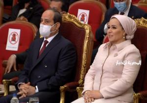 الرئيس السيسي والسيدة قرينته يشاهدان كورال أطفال أوبرا القاهرة خلال حفل تكريم المرأة المصرية والأم المثالية