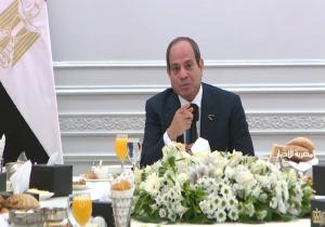 المتحدث الرئاسي ينشر فيديو حضور الرئيس السيسي مائدة إفطار عقب انتهاء حفل تخرج طلبة كلية الشرطة| فيديو