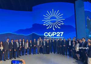 رئيس COP27 يشارك في صورة تذكارية مع فريق عمل وزارة الخارجية المعني بالتفاوض