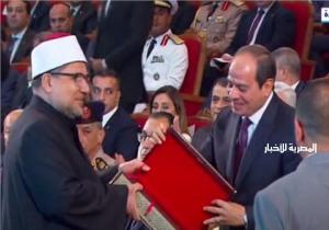 وزير الأوقاف يهدي الرئيس موسوعة الثقافة الإسلامية
