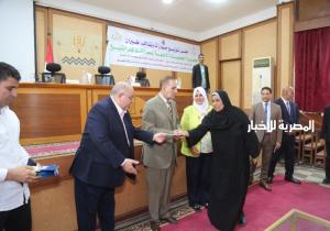 محافظ كفر الشيخ يسلم جوازات وتأشيرات السفر لـ 314 من الفائزين بقرعة الحج للجمعيات الأهلية