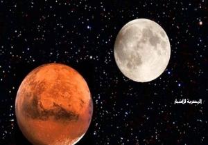 اقتران القمر و«لؤلؤة المجموعة الشمسية» بعد غروب الشمس.. اليوم