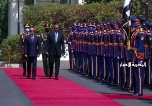 مراسم استقبال رسمية.. والرئيس السيسي والبرهان يستعرضان حرس الشرف