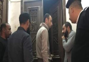 تنفيذ الإخلاء الإدارى لعقار يشكل خطورة داهمة بحى غرب المنصورة.. صور