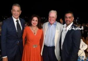 محمود حميدة وحسين فهمي وإلهام شاهين يحتفون برشيد مشهراوي عقب عرض فيلمه «أحلام عابرة»