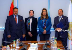 وزيرتا التنمية المحلية والبيئة تشهدان توقيع عقد خدمات الجمع ونقل المخلفات ونظافة الشوارع| صور
