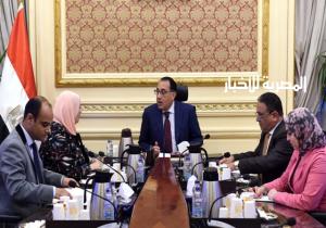 الحكومة: دعم نقدي ورعاية صحية مجانية لمساندة الأسر الفقيرة