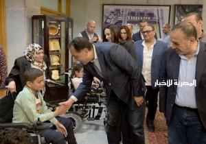 رئيس الوزراء يسلم 22 من ذوي الهمم كراسي متحركة كهربائية ويؤكد أنّ الدولة تضعهم في قلب أولوياتها