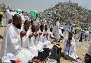 حجاج بيت الله الحرام يتجهون للمبيت بمزدلفة بعد انتهاء الوقوف بعرفات
