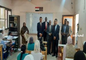 سفير السودان ومدير تعليم الجيزة يتفقدان امتحانات شهادة الأساس السودانية