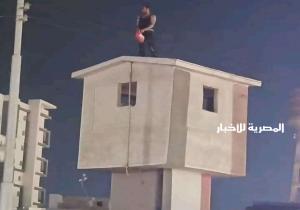 الأجهزة الأمنية تنقذ شابا حاول إشعال النيران في نفسه من أعلى برج سجن المنصورة