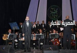 المطرب حاتم زايد يغني "ماشممت الورد" بمسرح الجمهورية