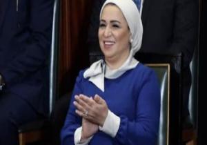 قرينة الرئيس تظهر بأزياء من تصميم مصرى خالص فى مراسم "حلف اليمين"