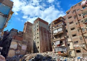 بدء هدم «عقار كرموز» المائل غرب الإسكندرية | صور