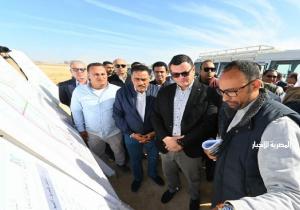 وزير الإسكان ومحافظ مطروح يتفقدان موقف تنفيذ أعمال الطرق والمرافق للأراضى البديلة بمنطقة "شمس الحكمة"