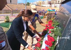 نائب محافظ البحيرة ومدير الأمن وممثل قائد المنطقة الشمالية العسكرية يقومون بوضع إكليلاً من الزهور على النصب التذكاري للجندي المجهول