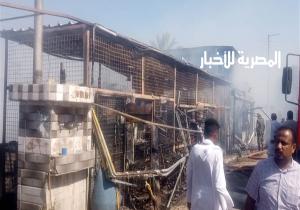 محافظ أسوان يتابع جهود السيطرة على حريق اندلع بـ 3 أكشاك للبقالة / صور
