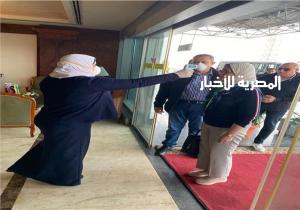صور.. وزيرة الصحة تعود من الصين وتنتظر نتائج فحص كورونا في مطار القاهرة