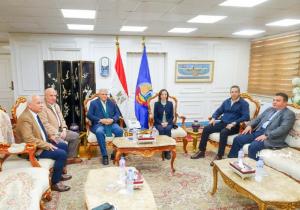 محافظ البحيرة تتابع جهود تحسين خدمات مياه الشرب والصرف الصحي بالمحافظة مع قيادات الشركة القابضة