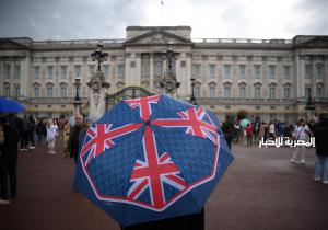تنكيس العلم البريطاني في قصر باكنغهام بعد وفاة الملكة إليزابيث