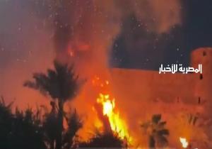 شاهد لحظة اندلاع حريق في أشجار ونخيل بجوار قلعة صلاح الدين | فيديو