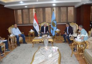 محافظ الغربية يناقش موقف مشروعات الاتصالات في المراكز والمدن