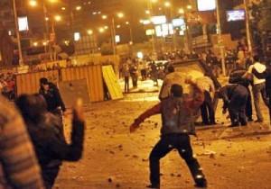 تجدد الاشتباكات بين الشرطة والمتظاهرين بكورنيش النيل.. وتبادل القاء الحجارة و قنابل الغاز