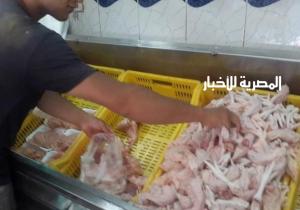 "بواقي الطعام" وهياكل الدواجن.. ماذا تبقى للمصريين بعد جنون الأسعار؟