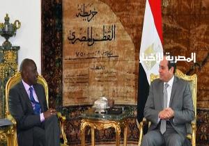 السيسي يغادر القاهرة إلى كينيا للاجتماع بنظيره في نيروبي يقوم الرئيس عبد الفتاح السيسي  بزيارة رسمية إلى جمهورية كينيا لمدة يوم واحد.