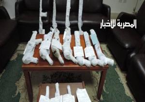 ضبط  أسلحة خرطوش وبيضاء ومواد مخدرة داخل منزل متهم في 6 قضايا جنائية بالمنصورة