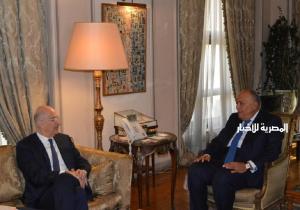 وزير الخارجية يلتقي نظيره اليوناني في إطار تعزيز العلاقات