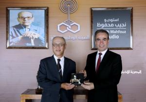 سفير اليابان يزور استديو نجيب محفوظ بماسبيرو ويشيد بالتعاون في تأسيس المتحف الكبير