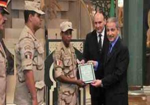 السفير السعودي فى القاهرة يقلد جنديا مصريا نوطى الشرف والتمرين من الدرجة الأولى
