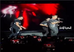 انطلاق أول حفل للفرقة الغنائية الأمريكية «باك ستريت بويز» على أرض مصر| صور